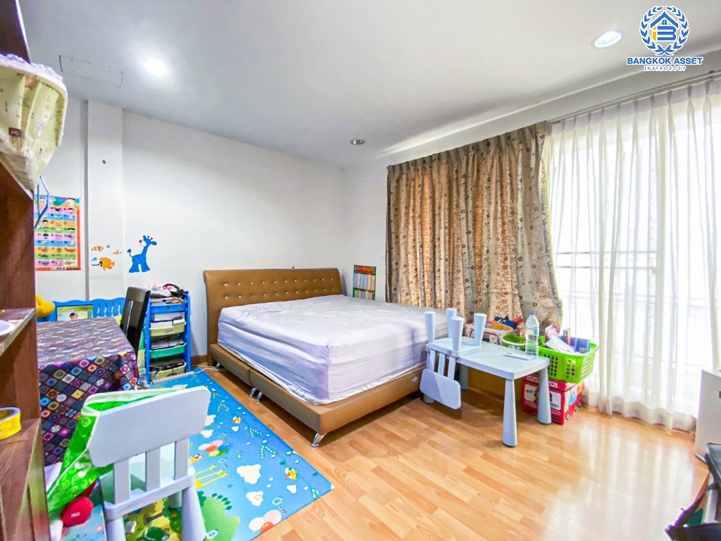 *****ทาวน์โฮม 3 ชั้นมือสอง โครงการ บ้านกลางเมือง Urbanion เกษตร-นวมินทร์2 เนื้อที่ 20.30 ตร.ว. ฟังก์ชัน 3 ห้องนอน 3 ห้องน้ำ 1 ที่จอดรถ บ้านสภาพใหม่ ฟรี! เครื่องปรับอากาศ บนทำเลใกล้เมือง เชื่อมต่อถนนรัชดาภิเษก ถนนรามอินทรา ใกล้รถไฟฟ้าสายสีชมพู "สถานีรามอินทรา" และทางด่วน "ฉลองรัช"