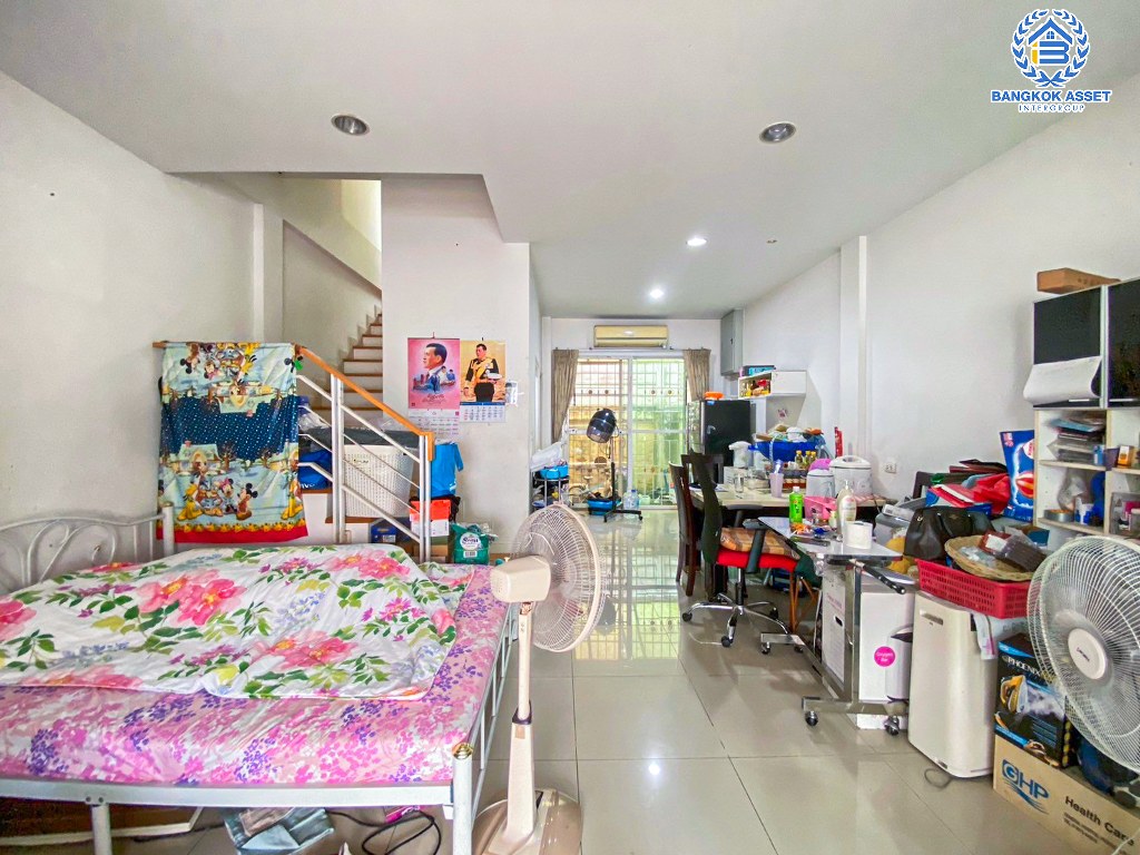 *****ทาวน์โฮม 3 ชั้นมือสอง โครงการ บ้านกลางเมือง Urbanion เกษตร-นวมินทร์2 เนื้อที่ 20.30 ตร.ว. ฟังก์ชัน 3 ห้องนอน 3 ห้องน้ำ 1 ที่จอดรถ บ้านสภาพใหม่ ฟรี! เครื่องปรับอากาศ บนทำเลใกล้เมือง เชื่อมต่อถนนรัชดาภิเษก ถนนรามอินทรา ใกล้รถไฟฟ้าสายสีชมพู "สถานีรามอินทรา" และทางด่วน "ฉลองรัช"