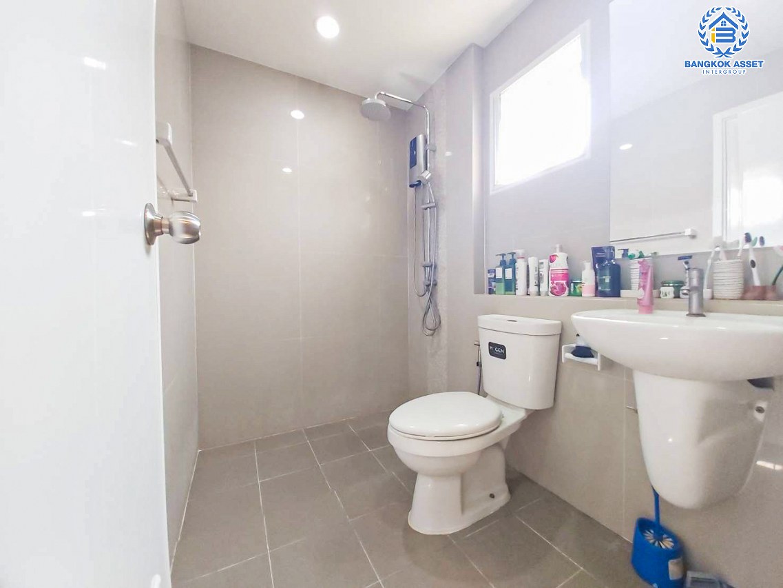 *****บ้านแฝดมือสองนนทบุรี โครงการ ชวนชื่นพาร์ค กาญจนาภิเษก-บางใหญ่ เนื้อที่กว้าง 46.9 ตร.ว. ฟังก์ชัน 3 ห้องนอน 2 ห้องน้ำ 2 ที่จอดรถ บ้านสภาพสวย ติดสวนส่วนกลาง บนทำเลเดินทางสะดวก เชื่อมต่อถนนกาญจนาภิเษก ใกล้รถไฟฟ้าสายสีม่วง "สถานีตลาดบางใหญ่" เพียง 15 นาที !!