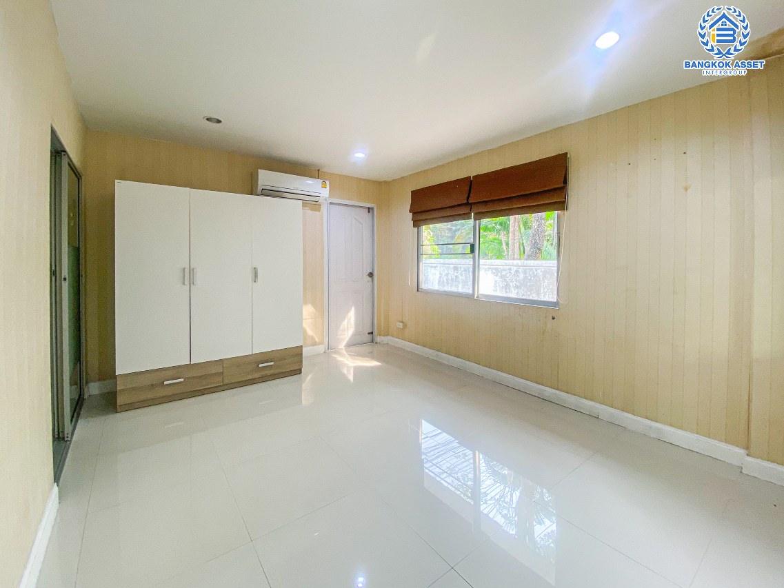 *****บ้านเดี่ยวมือสองนนทบุรี โครงการ พฤกษ์ลดา1 วงแหวน-รัตนาธิเบศร์ หลังมุม เนื้อที่กว้าง 63 ตร.ว. ฟังก์ชัน 4 ห้องนอน 3 ห้องน้ำ 2 ที่จอดรถ แถมฟรี! 5 เครื่องปรับอากาศ และเฟอร์นิเจอร์ บนทำเลเดินทางสะดวก ใกล้รถไฟฟ้าสายสีม่วง "สถานีคลองบางไผ่" และจุดขึ้นทางด่วน "กาญจนาภิเษก" จองเลย