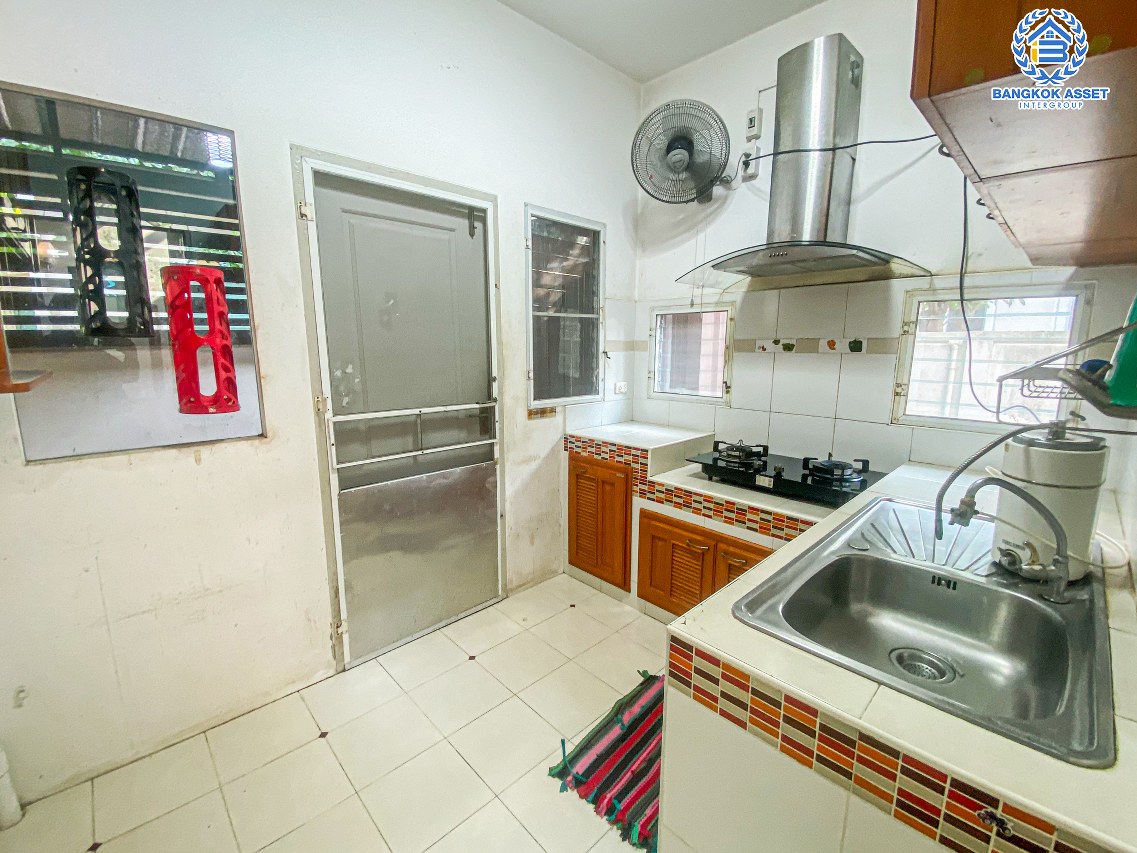 *****บ้านเดี่ยวมือสองนนทบุรี โครงการ พฤกษ์ลดา1 วงแหวน-รัตนาธิเบศร์ หลังมุม เนื้อที่กว้าง 63 ตร.ว. ฟังก์ชัน 4 ห้องนอน 3 ห้องน้ำ 2 ที่จอดรถ แถมฟรี! 5 เครื่องปรับอากาศ และเฟอร์นิเจอร์ บนทำเลเดินทางสะดวก ใกล้รถไฟฟ้าสายสีม่วง "สถานีคลองบางไผ่" และจุดขึ้นทางด่วน "กาญจนาภิเษก" จองเลย