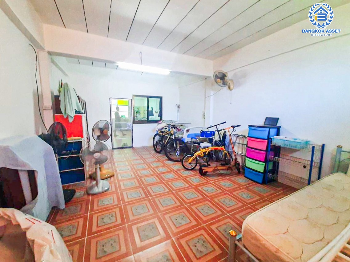 *****อาคารพาณิชย์มือสองปทุมธานี หมู่บ้าน ไทยธานี นวนคร2 เนื้อที่กว้าง 31.8 ตร.ว. ฟังก์ชัน 3 ห้องนอน 4 ห้องน้ำ 2 ที่จอดรถ ใกล้ชุมชนเหมาะแก่การค้าขาย ห้องเช่า หรือทำออฟฟิศ บนทำเลเชื่อมต่อถนนพหลโยธิน, ถนน 347 ใกล้จุดขึ้นทางด่วน "วงแหวนตะวันออก ดอนเมือง-โทลเวย์"