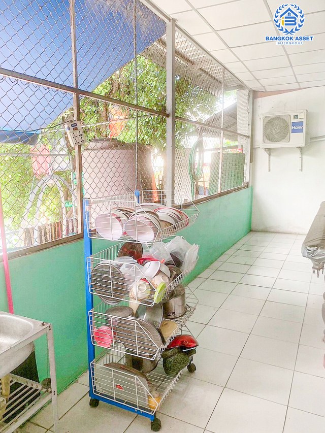 *****อาคารพาณิชย์มือสองปทุมธานี หมู่บ้าน ไทยธานี นวนคร2 เนื้อที่กว้าง 31.8 ตร.ว. ฟังก์ชัน 3 ห้องนอน 4 ห้องน้ำ 2 ที่จอดรถ ใกล้ชุมชนเหมาะแก่การค้าขาย ห้องเช่า หรือทำออฟฟิศ บนทำเลเชื่อมต่อถนนพหลโยธิน, ถนน 347 ใกล้จุดขึ้นทางด่วน "วงแหวนตะวันออก ดอนเมือง-โทลเวย์"