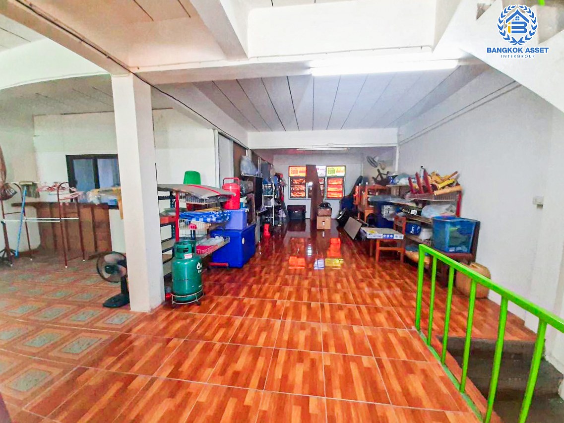 *****อาคารพาณิชย์มือสองปทุมธานี หมู่บ้าน ไทยธานี นวนคร2 เนื้อที่กว้าง 31.8 ตร.ว. ฟังก์ชัน 3 ห้องนอน 4 ห้องน้ำ 2 ที่จอดรถ ใกล้ชุมชนเหมาะแก่การค้าขาย ห้องเช่า หรือทำออฟฟิศ บนทำเลเชื่อมต่อถนนพหลโยธิน, ถนน 347 ใกล้จุดขึ้นทางด่วน "วงแหวนตะวันออก ดอนเมือง-โทลเวย์"