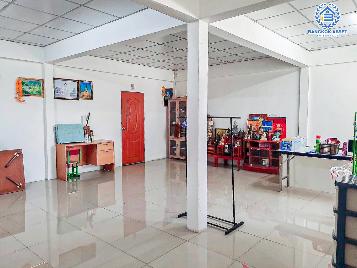 *****อาคารพาณิชย์มือสองปทุมธานี หมู่บ้าน ไทยธานี นวนคร2 เนื้อที่กว้าง 31.8 ตร.ว. ฟังก์ชัน 3 ห้องนอน 4 ห้องน้ำ 2 ที่จอดรถ ใกล้ชุมชนเหมาะแก่การค้าขาย ห้องเช่า หรือทำออฟฟิศ บนทำเลเชื่อมต่อถนนพหลโยธิน, ถนน 347 ใกล้จุดขึ้นทางด่วน "วงแหวนตะวันออก ดอนเมือง-โทลเวย์"