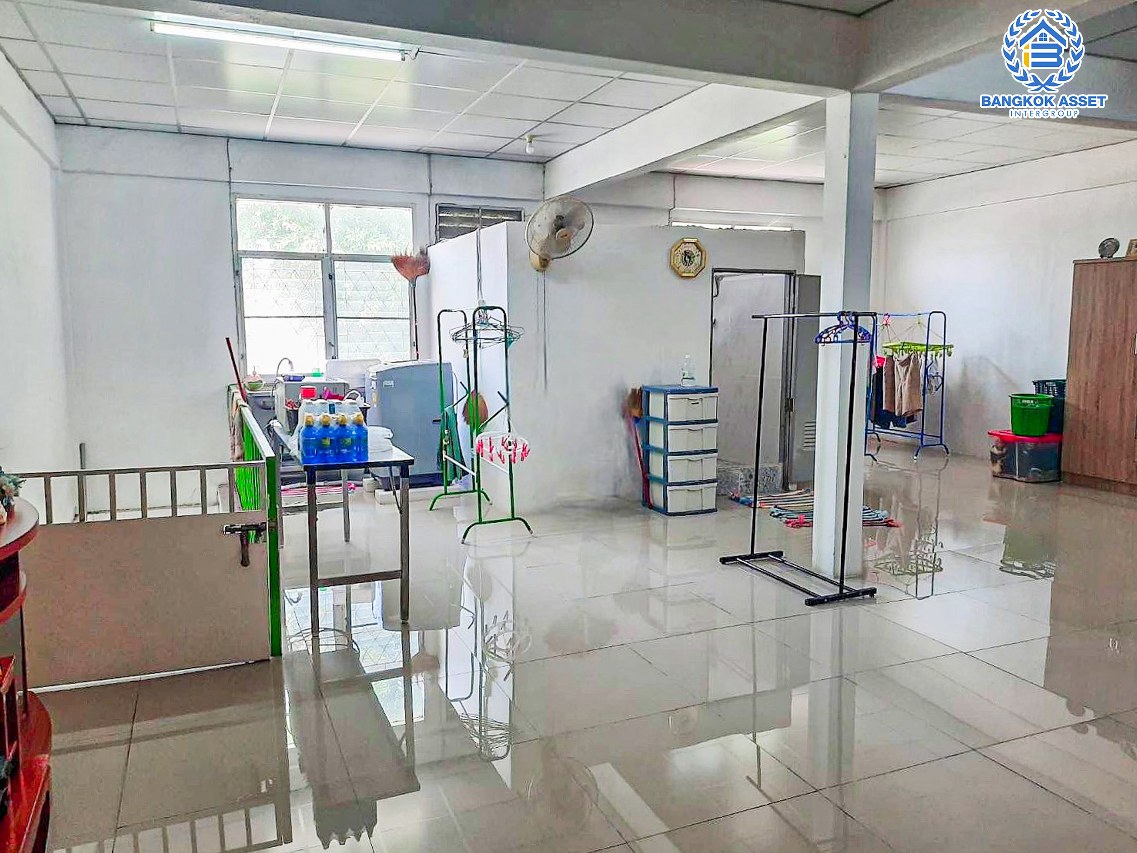 *****อาคารพาณิชย์มือสองปทุมธานี หมู่บ้าน ไทยธานี นวนคร2 เนื้อที่กว้าง 31.8 ตร.ว. ฟังก์ชัน 3 ห้องนอน 4 ห้องน้ำ 2 ที่จอดรถ ใกล้ชุมชนเหมาะแก่การค้าขาย ห้องเช่า หรือทำออฟฟิศ บนทำเลเชื่อมต่อถนนพหลโยธิน, ถนน 347 ใกล้จุดขึ้นทางด่วน "วงแหวนตะวันออก ดอนเมือง-โทลเวย์"