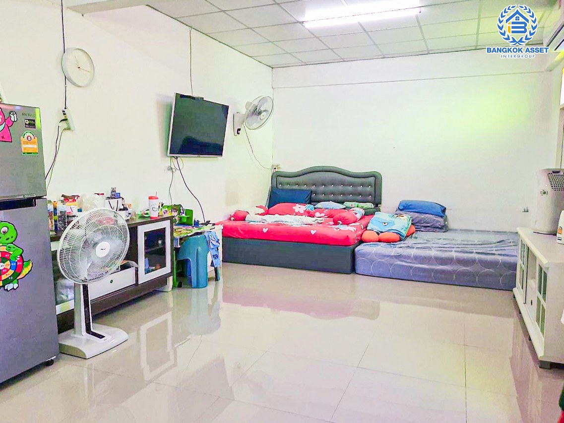 *****อาคารพาณิชย์มือสองปทุมธานี หมู่บ้าน ไทยธานี นวนคร2 เนื้อที่กว้าง 31.8 ตร.ว. ฟังก์ชัน 3 ห้องนอน 4 ห้องน้ำ 2 ที่จอดรถ ใกล้ชุมชนเหมาะแก่การค้าขาย ห้องเช่า หรือทำออฟฟิศ บนทำเลเชื่อมต่อถนนพหลโยธิน, ถนน 347 ใกล้จุดขึ้นทางด่วน "วงแหวนตะวันออก ดอนเมือง-โทลเวย์"