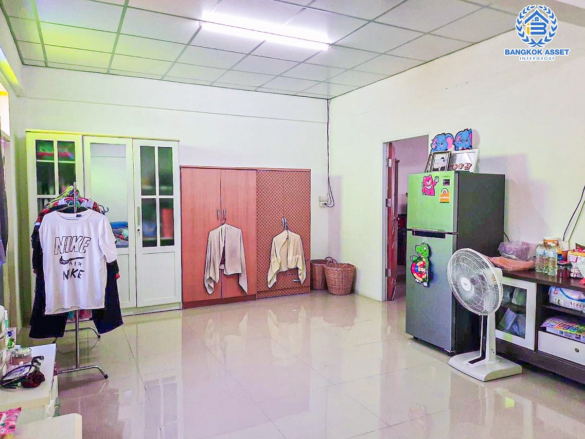 *****อาคารพาณิชย์มือสองปทุมธานี หมู่บ้าน ไทยธานี นวนคร2 เนื้อที่กว้าง 31.8 ตร.ว. ฟังก์ชัน 3 ห้องนอน 4 ห้องน้ำ 2 ที่จอดรถ ใกล้ชุมชนเหมาะแก่การค้าขาย ห้องเช่า หรือทำออฟฟิศ บนทำเลเชื่อมต่อถนนพหลโยธิน, ถนน 347 ใกล้จุดขึ้นทางด่วน "วงแหวนตะวันออก ดอนเมือง-โทลเวย์"