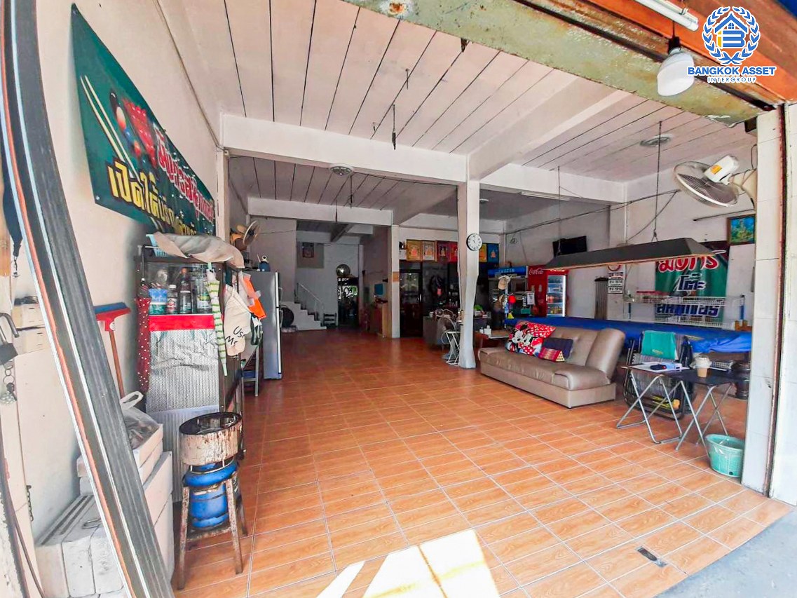 *****อาคารพาณิชย์มือสองปทุมธานี หมู่บ้าน ไทยธานี นวนคร2 เนื้อที่กว้าง 31.8 ตร.ว. ฟังก์ชัน 3 ห้องนอน 4 ห้องน้ำ 2 ที่จอดรถ ใกล้ชุมชนเหมาะแก่การค้าขาย ห้องเช่า หรือทำออฟฟิศ บนทำเลเชื่อมต่อถนนพหลโยธิน, ถนน 347 ใกล้จุดขึ้นทางด่วน "วงแหวนตะวันออก ดอนเมือง-โทลเวย์"