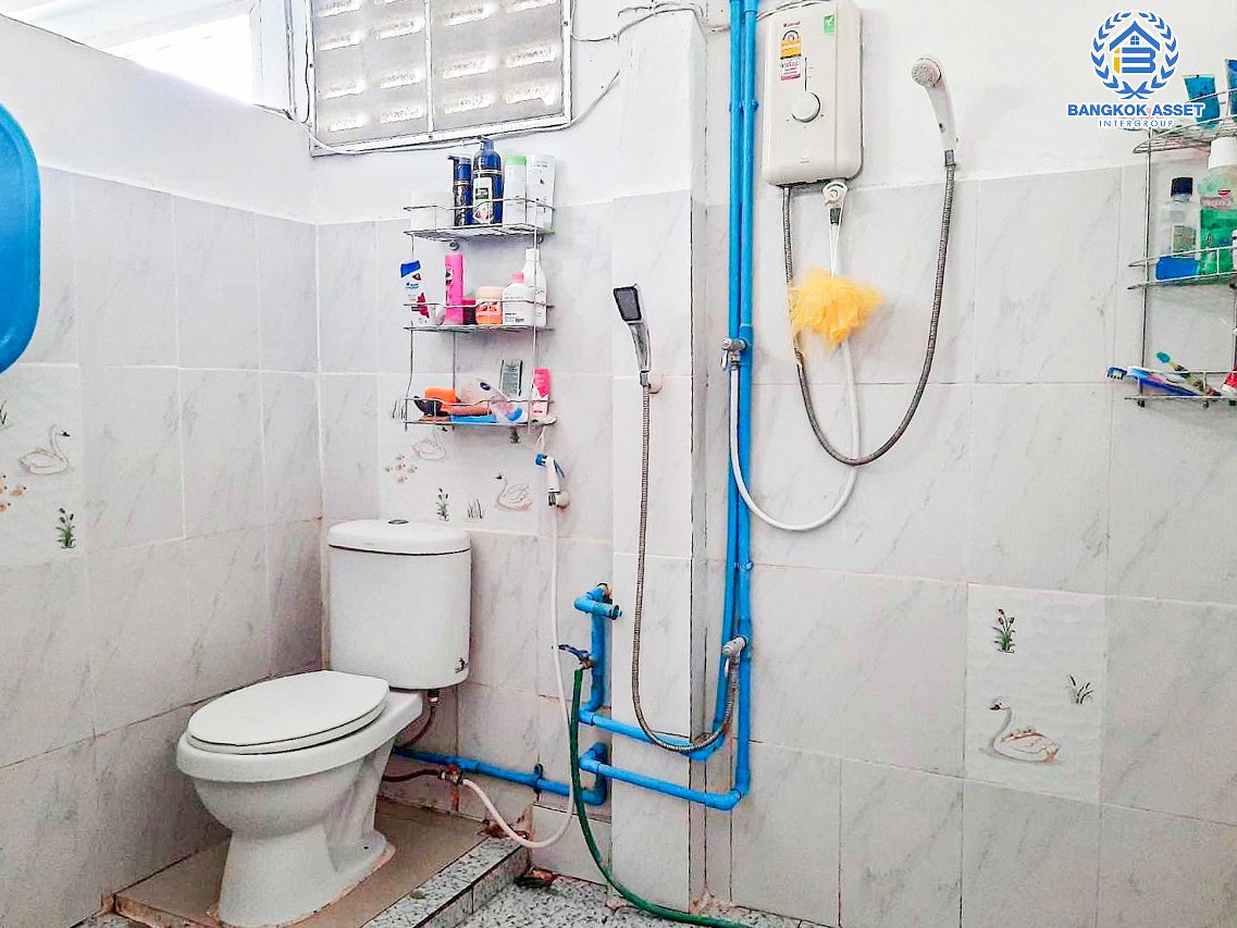 *****อาคารพาณิชย์มือสองปทุมธานี หมู่บ้าน ไทยธานี นวนคร2 เนื้อที่กว้าง 31.8 ตร.ว. ฟังก์ชัน 3 ห้องนอน 4 ห้องน้ำ 2 ที่จอดรถ ใกล้ชุมชนเหมาะแก่การค้าขาย ห้องเช่า หรือทำออฟฟิศ บนทำเลเชื่อมต่อถนนพหลโยธิน, ถนน 347 ใกล้จุดขึ้นทางด่วน "วงแหวนตะวันออก ดอนเมือง-โทลเวย์"