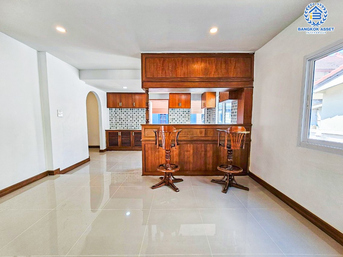 *****บ้านเดี่ยวมือสองนนทบุรี โครงการ ลานทอง ปากเกร็ด เนื้อที่กว้างขวางถึง 72 ตร.ว. ฟังก์ชัน 3 ห้องนอน 4 ห้องน้ำ 2 ที่จอดรถ บ้านตกแต่งใหม่ ภายในสวยมาก บนทำเลแห่งการเดินทาง เชื่อมต่อถนนติวานนท์ ใกล้รถไฟฟ้าสายสีชมพู "สถานีห้าแยกปากเกร็ด" และจุดขึ้นทางด่วน "แจ้งวัฒนะ"