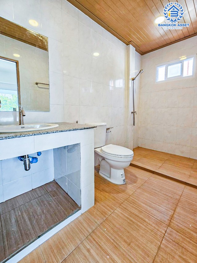 *****บ้านเดี่ยวมือสองนนทบุรี โครงการ ลานทอง ปากเกร็ด เนื้อที่กว้างขวางถึง 72 ตร.ว. ฟังก์ชัน 3 ห้องนอน 4 ห้องน้ำ 2 ที่จอดรถ บ้านตกแต่งใหม่ ภายในสวยมาก บนทำเลแห่งการเดินทาง เชื่อมต่อถนนติวานนท์ ใกล้รถไฟฟ้าสายสีชมพู "สถานีห้าแยกปากเกร็ด" และจุดขึ้นทางด่วน "แจ้งวัฒนะ"