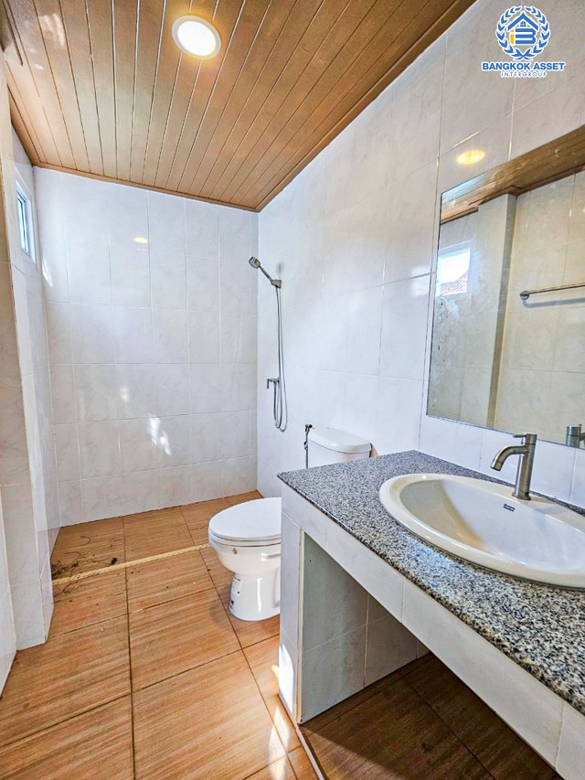 *****บ้านเดี่ยวมือสองนนทบุรี โครงการ ลานทอง ปากเกร็ด เนื้อที่กว้างขวางถึง 72 ตร.ว. ฟังก์ชัน 3 ห้องนอน 4 ห้องน้ำ 2 ที่จอดรถ บ้านตกแต่งใหม่ ภายในสวยมาก บนทำเลแห่งการเดินทาง เชื่อมต่อถนนติวานนท์ ใกล้รถไฟฟ้าสายสีชมพู "สถานีห้าแยกปากเกร็ด" และจุดขึ้นทางด่วน "แจ้งวัฒนะ"