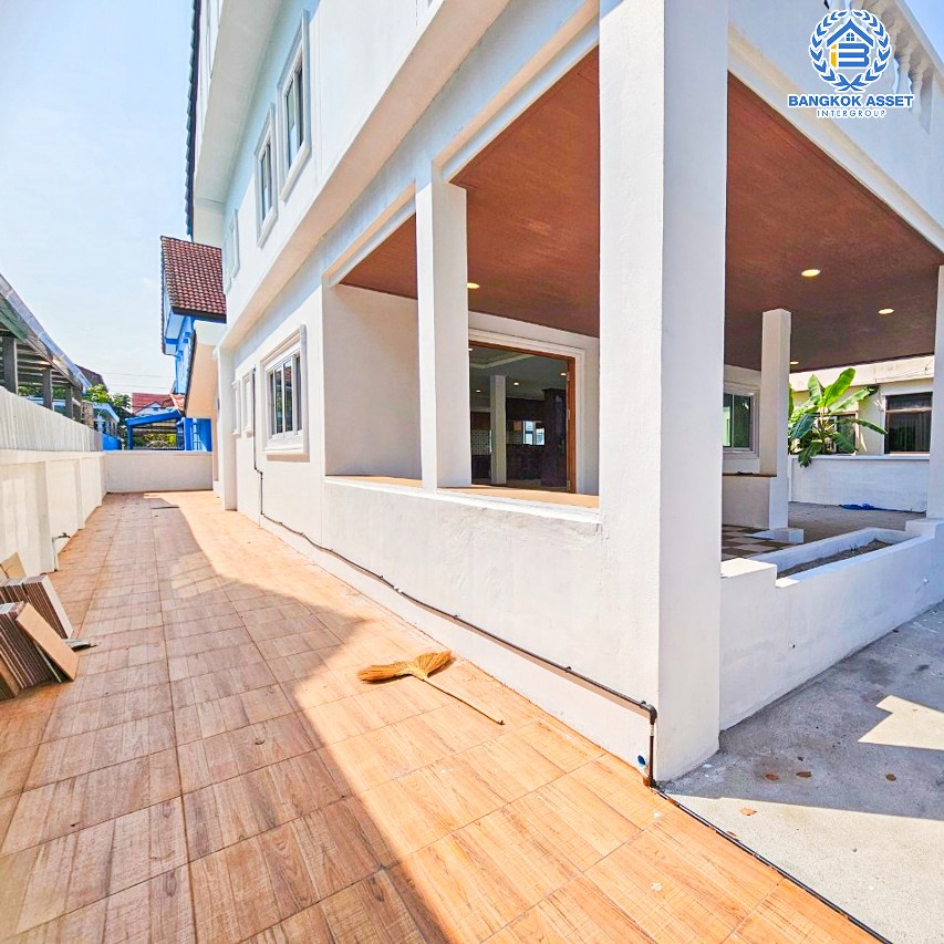 *****บ้านเดี่ยวมือสองนนทบุรี โครงการ ลานทอง ปากเกร็ด เนื้อที่กว้างขวางถึง 72 ตร.ว. ฟังก์ชัน 3 ห้องนอน 4 ห้องน้ำ 2 ที่จอดรถ บ้านตกแต่งใหม่ ภายในสวยมาก บนทำเลแห่งการเดินทาง เชื่อมต่อถนนติวานนท์ ใกล้รถไฟฟ้าสายสีชมพู "สถานีห้าแยกปากเกร็ด" และจุดขึ้นทางด่วน "แจ้งวัฒนะ"