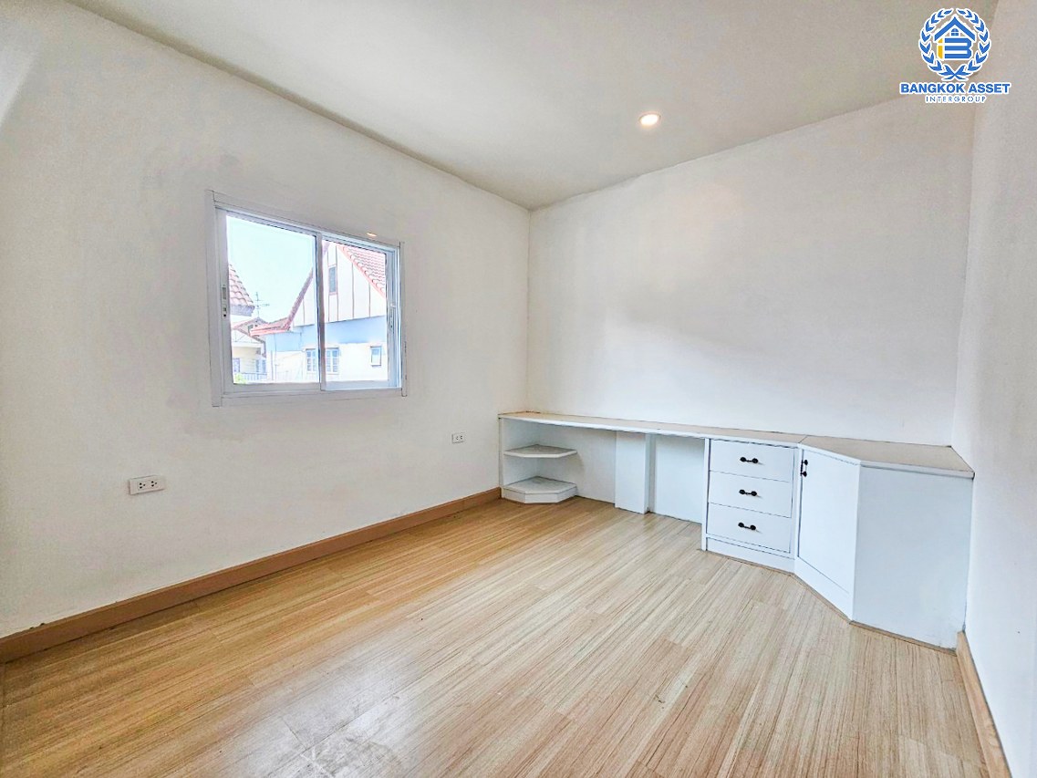 *****บ้านเดี่ยวมือสองนนทบุรี โครงการ ลานทอง ปากเกร็ด เนื้อที่กว้างขวางถึง 72 ตร.ว. ฟังก์ชัน 3 ห้องนอน 4 ห้องน้ำ 2 ที่จอดรถ บ้านตกแต่งใหม่ ภายในสวยมาก บนทำเลแห่งการเดินทาง เชื่อมต่อถนนติวานนท์ ใกล้รถไฟฟ้าสายสีชมพู "สถานีห้าแยกปากเกร็ด" และจุดขึ้นทางด่วน "แจ้งวัฒนะ"