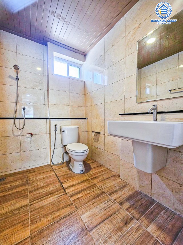 *****บ้านเดี่ยวมือสองนนทบุรี โครงการ ลานทอง ปากเกร็ด เนื้อที่กว้างขวางถึง 72 ตร.ว. ฟังก์ชัน 3 ห้องนอน 4 ห้องน้ำ 2 ที่จอดรถ บ้านตกแต่งใหม่ ภายในสวยมาก บนทำเลแห่งการเดินทาง เชื่อมต่อถนนติวานนท์ ใกล้รถไฟฟ้าสายสีชมพู "สถานีห้าแยกปากเกร็ด" และจุดขึ้นทางด่วน "แจ้งวัฒนะ"