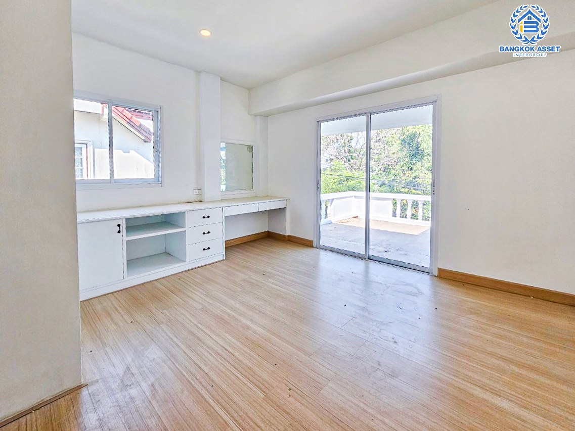 *****บ้านเดี่ยวมือสองนนทบุรี โครงการ ลานทอง ปากเกร็ด เนื้อที่กว้างขวางถึง 72 ตร.ว. ฟังก์ชัน 3 ห้องนอน 4 ห้องน้ำ 2 ที่จอดรถ บ้านตกแต่งใหม่ ภายในสวยมาก บนทำเลแห่งการเดินทาง เชื่อมต่อถนนติวานนท์ ใกล้รถไฟฟ้าสายสีชมพู "สถานีห้าแยกปากเกร็ด" และจุดขึ้นทางด่วน "แจ้งวัฒนะ"