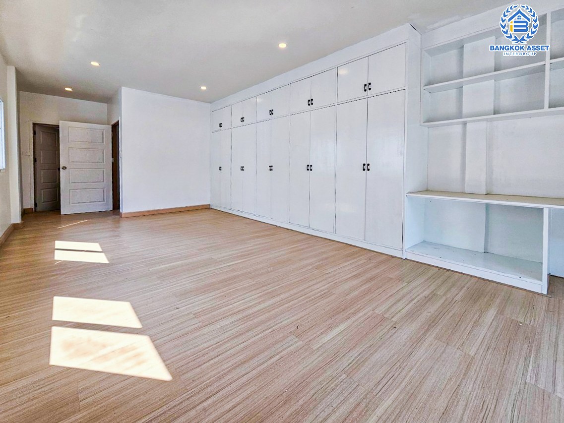 *****บ้านเดี่ยวมือสองนนทบุรี โครงการ ลานทอง ปากเกร็ด เนื้อที่กว้างขวางถึง 72 ตร.ว. ฟังก์ชัน 3 ห้องนอน 4 ห้องน้ำ 2 ที่จอดรถ บ้านตกแต่งใหม่ ภายในสวยมาก บนทำเลแห่งการเดินทาง เชื่อมต่อถนนติวานนท์ ใกล้รถไฟฟ้าสายสีชมพู "สถานีห้าแยกปากเกร็ด" และจุดขึ้นทางด่วน "แจ้งวัฒนะ"