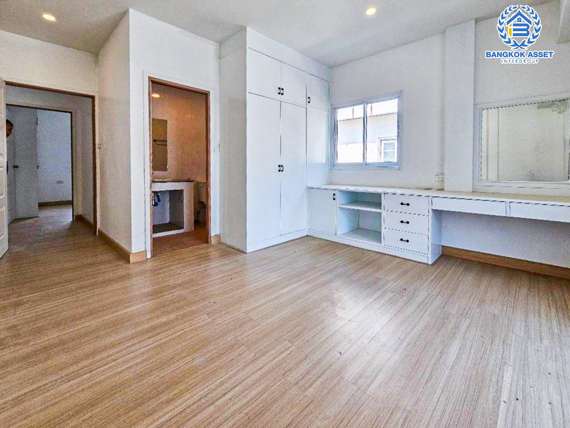 *****บ้านเดี่ยวมือสองนนทบุรี โครงการ ลานทอง ปากเกร็ด เนื้อที่กว้างขวางถึง 72 ตร.ว. ฟังก์ชัน 3 ห้องนอน 4 ห้องน้ำ 2 ที่จอดรถ บ้านตกแต่งใหม่ ภายในสวยมาก บนทำเลแห่งการเดินทาง เชื่อมต่อถนนติวานนท์ ใกล้รถไฟฟ้าสายสีชมพู "สถานีห้าแยกปากเกร็ด" และจุดขึ้นทางด่วน "แจ้งวัฒนะ"