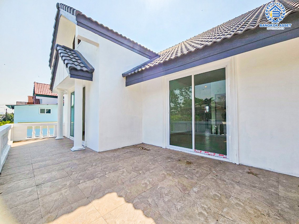 *****บ้านเดี่ยวมือสองนนทบุรี โครงการ ลานทอง ปากเกร็ด เนื้อที่กว้างขวางถึง 72 ตร.ว. ฟังก์ชัน 3 ห้องนอน 4 ห้องน้ำ 2 ที่จอดรถ บ้านตกแต่งใหม่ ภายในสวยมาก บนทำเลแห่งการเดินทาง เชื่อมต่อถนนติวานนท์ ใกล้รถไฟฟ้าสายสีชมพู "สถานีห้าแยกปากเกร็ด" และจุดขึ้นทางด่วน "แจ้งวัฒนะ"