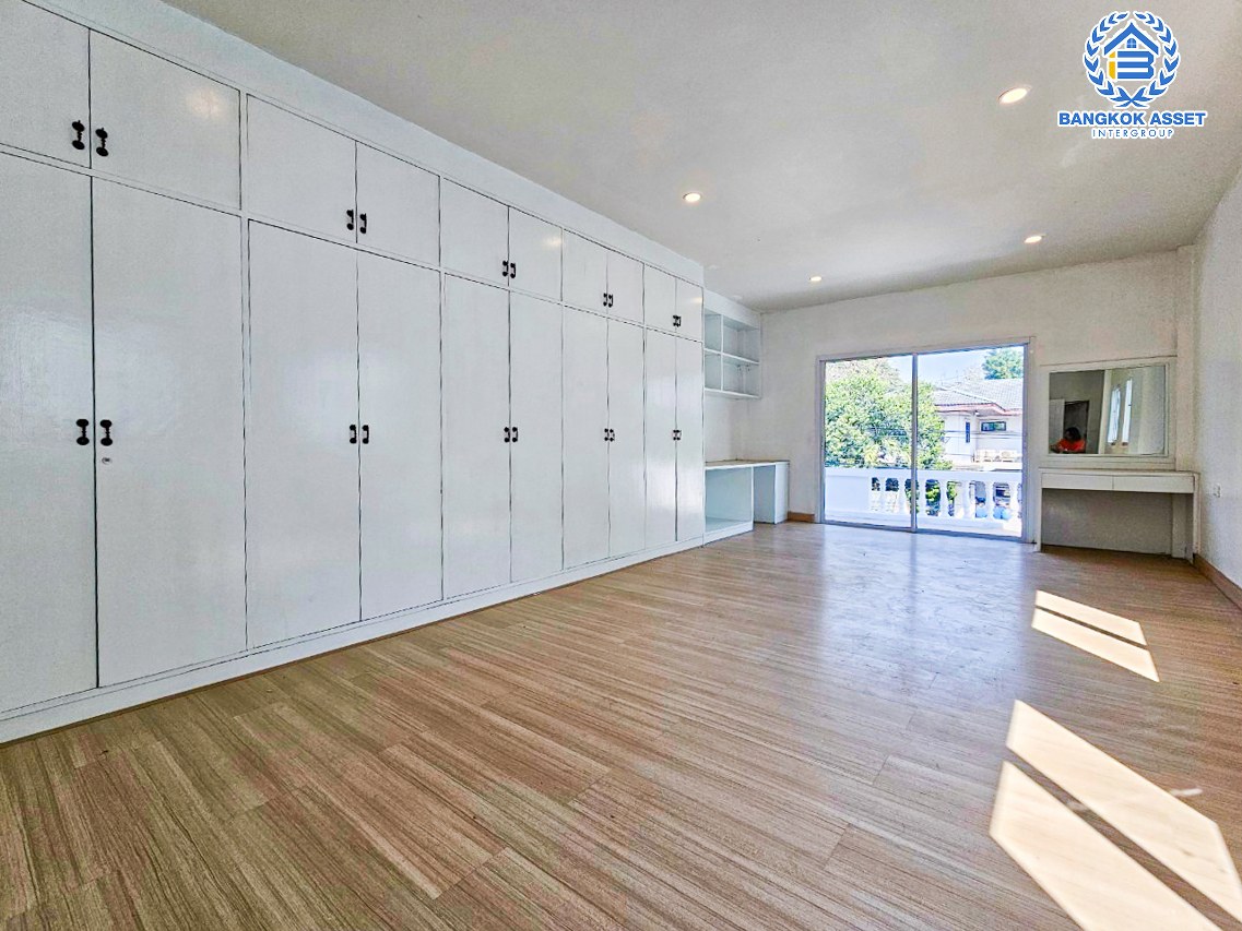 *****บ้านเดี่ยวมือสองนนทบุรี โครงการ ลานทอง ปากเกร็ด เนื้อที่กว้างขวางถึง 72 ตร.ว. ฟังก์ชัน 3 ห้องนอน 4 ห้องน้ำ 2 ที่จอดรถ บ้านตกแต่งใหม่ ภายในสวยมาก บนทำเลแห่งการเดินทาง เชื่อมต่อถนนติวานนท์ ใกล้รถไฟฟ้าสายสีชมพู "สถานีห้าแยกปากเกร็ด" และจุดขึ้นทางด่วน "แจ้งวัฒนะ"