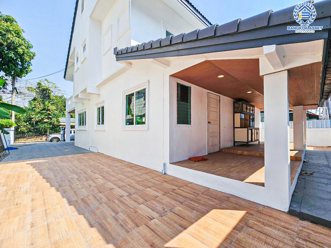 *****บ้านเดี่ยวมือสองนนทบุรี โครงการ ลานทอง ปากเกร็ด เนื้อที่กว้างขวางถึง 72 ตร.ว. ฟังก์ชัน 3 ห้องนอน 4 ห้องน้ำ 2 ที่จอดรถ บ้านตกแต่งใหม่ ภายในสวยมาก บนทำเลแห่งการเดินทาง เชื่อมต่อถนนติวานนท์ ใกล้รถไฟฟ้าสายสีชมพู "สถานีห้าแยกปากเกร็ด" และจุดขึ้นทางด่วน "แจ้งวัฒนะ"