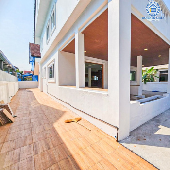 *****บ้านเดี่ยวมือสองนนทบุรี โครงการ ลานทอง ปากเกร็ด เนื้อที่กว้างขวางถึง 72 ตร.ว. ฟังก์ชัน 3 ห้องนอน 4 ห้องน้ำ 2 ที่จอดรถ บ้านตกแต่งใหม่ ภายในสวยมาก บนทำเลแห่งการเดินทาง เชื่อมต่อถนนติวานนท์ ใกล้รถไฟฟ้าสายสีชมพู "สถานีห้าแยกปากเกร็ด" และจุดขึ้นทางด่วน "แจ้งวัฒนะ"