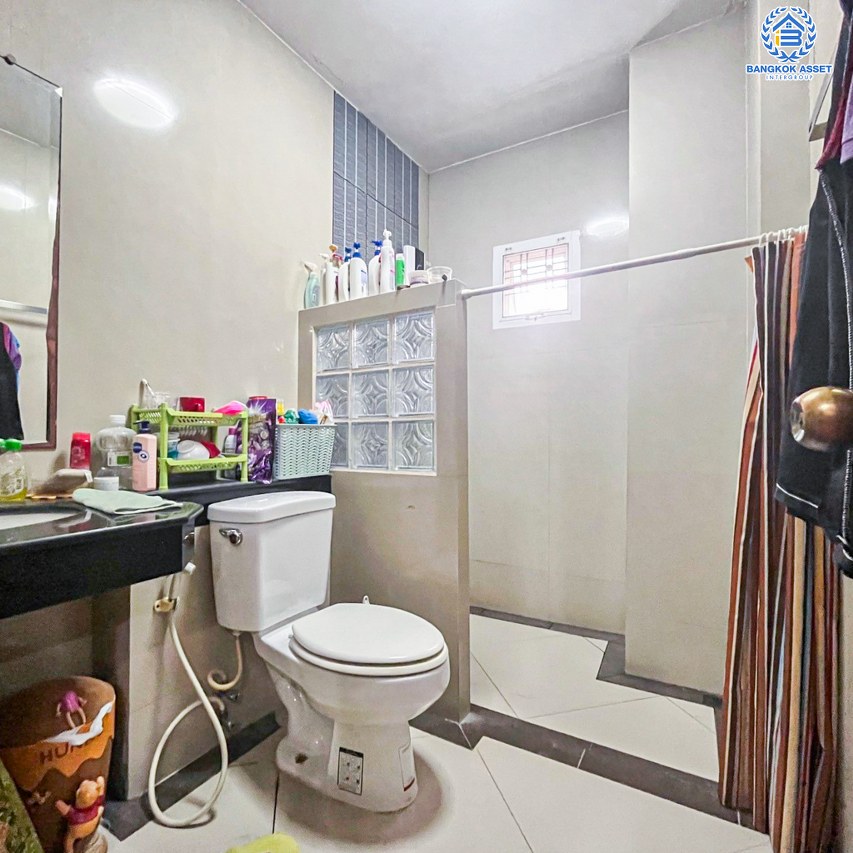 *****บ้านเดี่ยวมือสองนนทบุรี โครงการ ชิชากร กาญจนาภิเษก หลังมุม เนื้อที่กว้างมากถึง 65 ตร.ว. ฟังก์ชัน 3 ห้องนอน 4 ห้องน้ำ 2 ที่จอดรถ บ้านพร้อมเข้าอยู่ แถมฟรี! 3 เครื่องปรับอากาศ 3 เครื่องทำน้ำอุ่น บนทำเลเชื่อมต่อ ถนนรัตนาธิเบศร์, ถนนราชพฤกษ์ ใกล้รถไฟฟ้าสายสีม่วง "สถานีตลาดบางใหญ่" และทางด่วน "ศรีรัช"