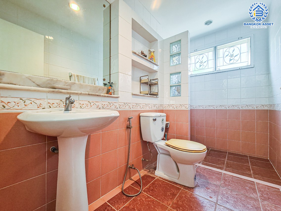 *****บ้านเดี่ยวมือสองนนทบุรี โครงการ ชัยพฤกษ์ วัดลาดปลาดุก เนื้อที่กว้าง 54.7 ตร.ว. ฟังก์ชัน 3 ห้องนอน 2 ห้องน้ำ 1 ที่จอดรถ บ้านดูแลดี โปร่งสะอาดน่าอยู่อาศัย บนทำเลแห่งการเดินทาง เชื่อมต่อถนนกาญจนาภิเษก ใกล้รถไฟฟ้าสายสีม่วง "สถานีคลองบางไผ่" และทางด่วน "กาญจนาภิเษก" จองเลย!