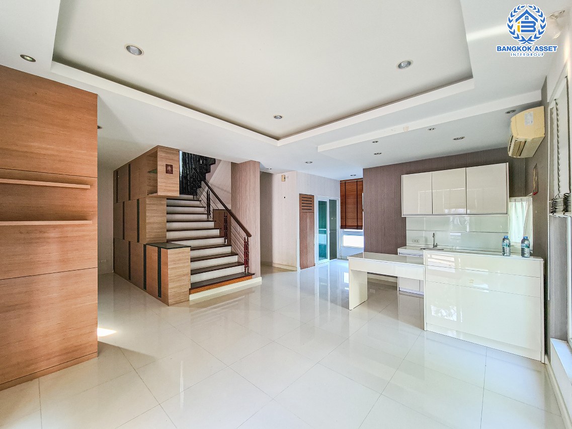 *****บ้านเดี่ยวมือสองกรุงเทพมหานคร โครงการ เดอะ แกลเลอรี่ เฮ้าส์ ลาดพร้าว เนื้อที่กว้างมากถึง 63.5 ตร.ว. ฟังก์ชัน 3 ห้องนอน 3 ห้องน้ำ 2 ที่จอดรถ บ้านสวย กว้างขวาง บนทำเลเดินทางสะดวก เชื่อมต่อ ถนนรัชดาภิเษก, ถนนลาดพร้าว ใกล้รถไฟฟ้าสายสีน้ำเงิน "สถานีลาดพร้าว" เพียง 6 นาทีเท่านั้น!