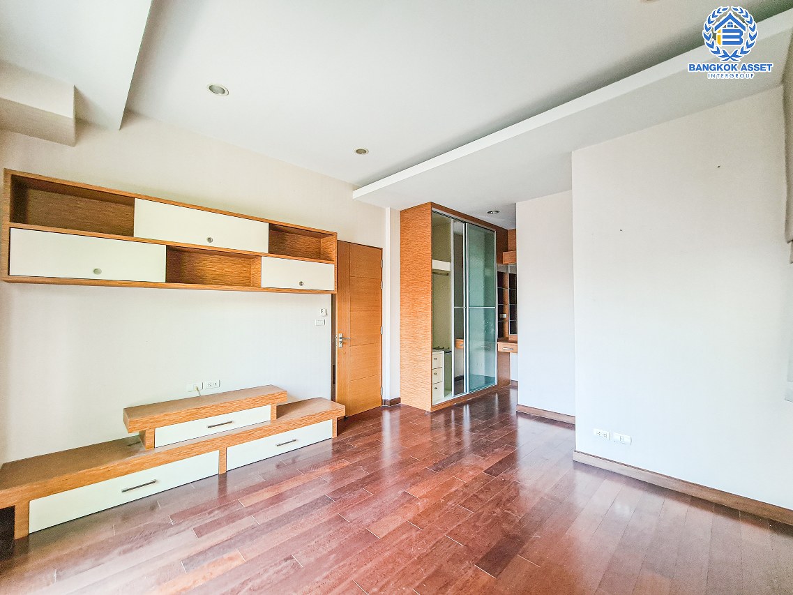 *****บ้านเดี่ยวมือสองกรุงเทพมหานคร โครงการ เดอะ แกลเลอรี่ เฮ้าส์ ลาดพร้าว เนื้อที่กว้างมากถึง 63.5 ตร.ว. ฟังก์ชัน 3 ห้องนอน 3 ห้องน้ำ 2 ที่จอดรถ บ้านสวย กว้างขวาง บนทำเลเดินทางสะดวก เชื่อมต่อ ถนนรัชดาภิเษก, ถนนลาดพร้าว ใกล้รถไฟฟ้าสายสีน้ำเงิน "สถานีลาดพร้าว" เพียง 6 นาทีเท่านั้น!