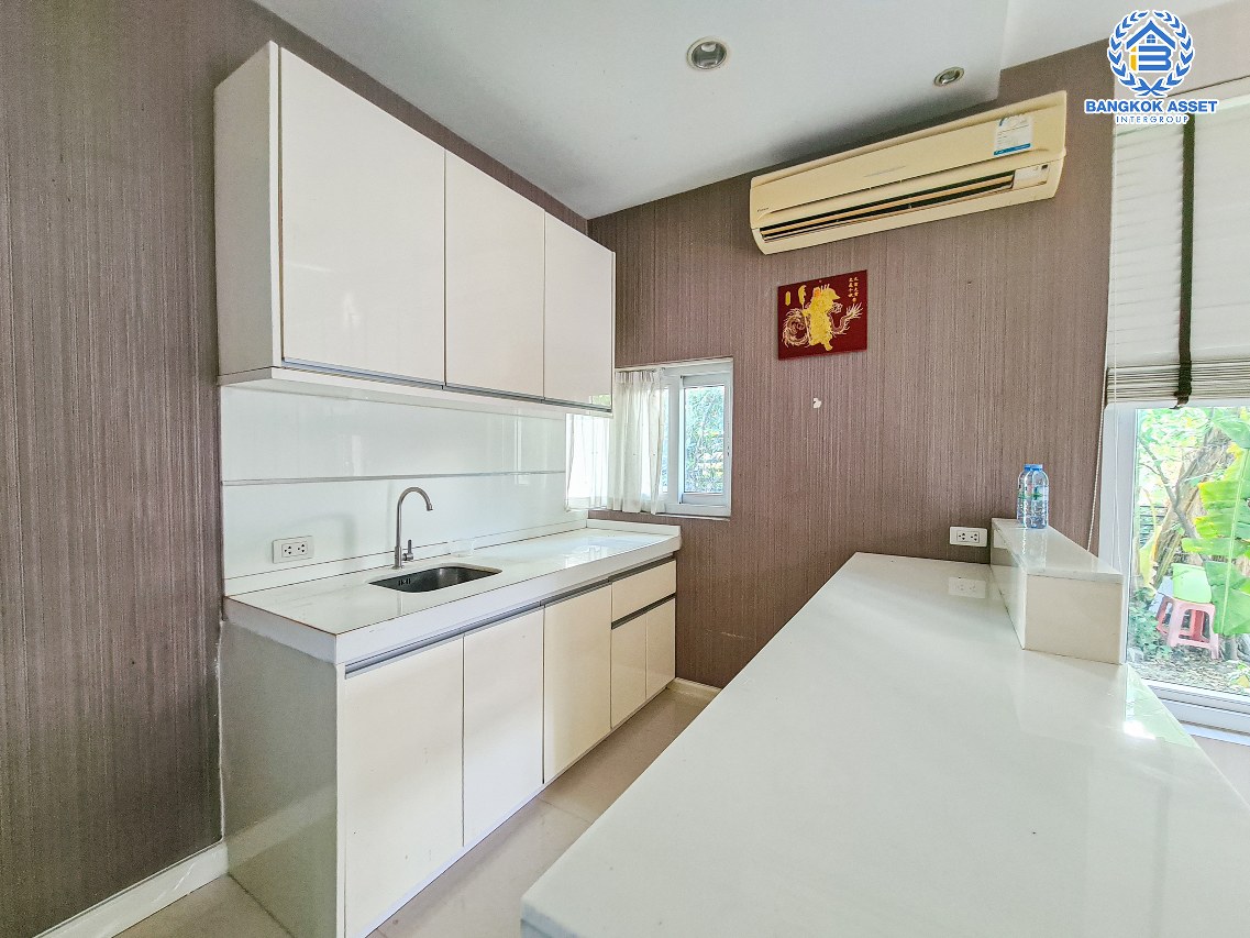 *****บ้านเดี่ยวมือสองกรุงเทพมหานคร โครงการ เดอะ แกลเลอรี่ เฮ้าส์ ลาดพร้าว เนื้อที่กว้างมากถึง 63.5 ตร.ว. ฟังก์ชัน 3 ห้องนอน 3 ห้องน้ำ 2 ที่จอดรถ บ้านสวย กว้างขวาง บนทำเลเดินทางสะดวก เชื่อมต่อ ถนนรัชดาภิเษก, ถนนลาดพร้าว ใกล้รถไฟฟ้าสายสีน้ำเงิน "สถานีลาดพร้าว" เพียง 6 นาทีเท่านั้น!