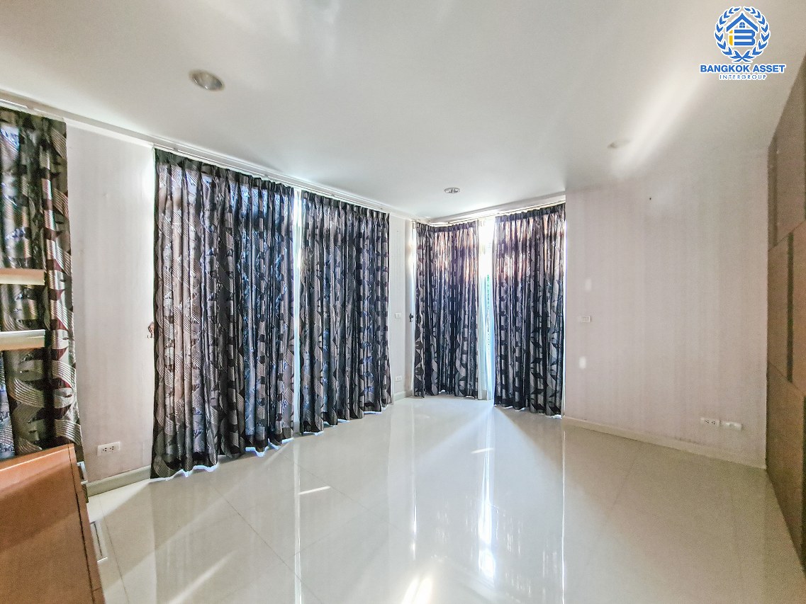 *****บ้านเดี่ยวมือสองกรุงเทพมหานคร โครงการ เดอะ แกลเลอรี่ เฮ้าส์ ลาดพร้าว เนื้อที่กว้างมากถึง 63.5 ตร.ว. ฟังก์ชัน 3 ห้องนอน 3 ห้องน้ำ 2 ที่จอดรถ บ้านสวย กว้างขวาง บนทำเลเดินทางสะดวก เชื่อมต่อ ถนนรัชดาภิเษก, ถนนลาดพร้าว ใกล้รถไฟฟ้าสายสีน้ำเงิน "สถานีลาดพร้าว" เพียง 6 นาทีเท่านั้น!