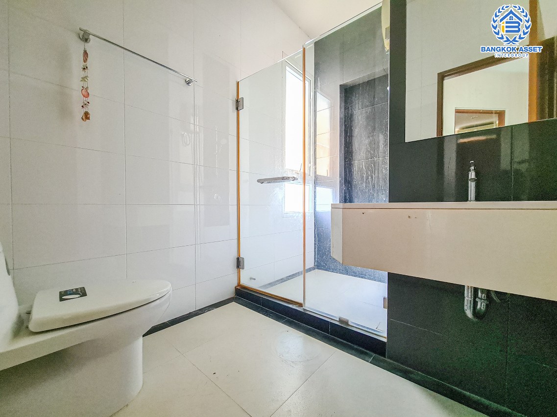 *****บ้านเดี่ยวมือสองกรุงเทพมหานคร โครงการ เดอะ แกลเลอรี่ เฮ้าส์ ลาดพร้าว เนื้อที่กว้างมากถึง 63.5 ตร.ว. ฟังก์ชัน 3 ห้องนอน 3 ห้องน้ำ 2 ที่จอดรถ บ้านสวย กว้างขวาง บนทำเลเดินทางสะดวก เชื่อมต่อ ถนนรัชดาภิเษก, ถนนลาดพร้าว ใกล้รถไฟฟ้าสายสีน้ำเงิน "สถานีลาดพร้าว" เพียง 6 นาทีเท่านั้น!