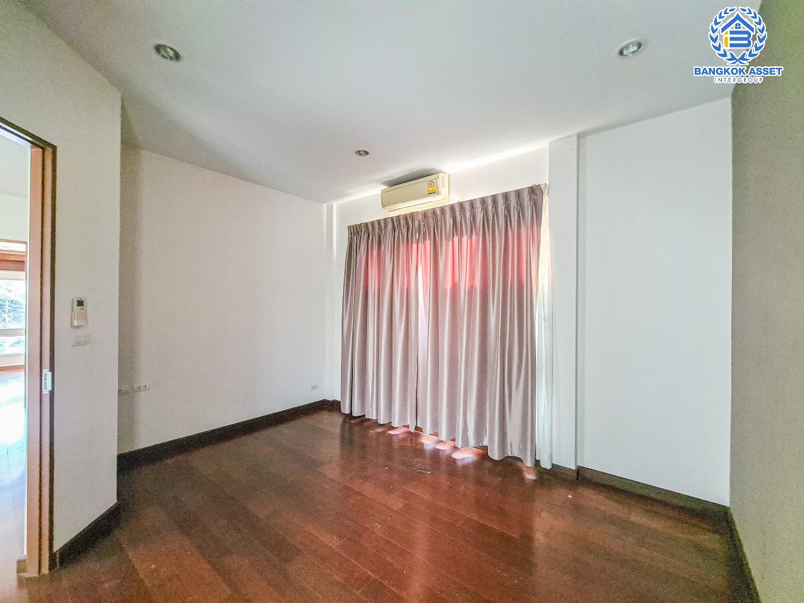 *****บ้านเดี่ยวมือสองกรุงเทพมหานคร โครงการ เดอะ แกลเลอรี่ เฮ้าส์ ลาดพร้าว เนื้อที่กว้างมากถึง 63.5 ตร.ว. ฟังก์ชัน 3 ห้องนอน 3 ห้องน้ำ 2 ที่จอดรถ บ้านสวย กว้างขวาง บนทำเลเดินทางสะดวก เชื่อมต่อ ถนนรัชดาภิเษก, ถนนลาดพร้าว ใกล้รถไฟฟ้าสายสีน้ำเงิน "สถานีลาดพร้าว" เพียง 6 นาทีเท่านั้น!