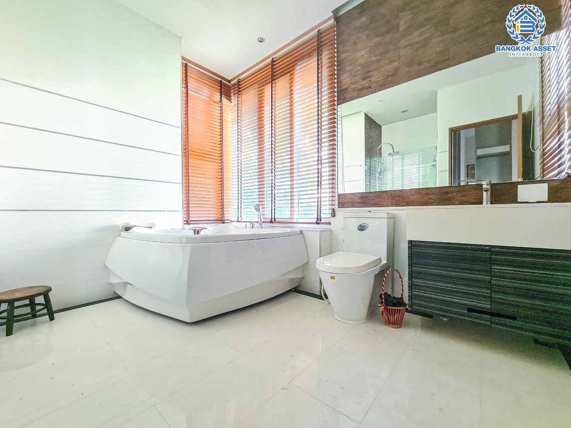 *****บ้านเดี่ยวมือสองกรุงเทพมหานคร โครงการ เดอะ แกลเลอรี่ เฮ้าส์ ลาดพร้าว เนื้อที่กว้างมากถึง 63.5 ตร.ว. ฟังก์ชัน 3 ห้องนอน 3 ห้องน้ำ 2 ที่จอดรถ บ้านสวย กว้างขวาง บนทำเลเดินทางสะดวก เชื่อมต่อ ถนนรัชดาภิเษก, ถนนลาดพร้าว ใกล้รถไฟฟ้าสายสีน้ำเงิน "สถานีลาดพร้าว" เพียง 6 นาทีเท่านั้น!