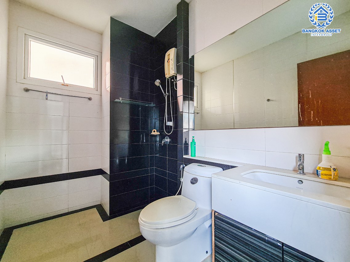 *****บ้านเดี่ยวมือสองกรุงเทพมหานคร โครงการ เดอะ แกลเลอรี่ เฮ้าส์ ลาดพร้าว เนื้อที่กว้างมากถึง 63.5 ตร.ว. ฟังก์ชัน 3 ห้องนอน 3 ห้องน้ำ 2 ที่จอดรถ บ้านสวย กว้างขวาง บนทำเลเดินทางสะดวก เชื่อมต่อ ถนนรัชดาภิเษก, ถนนลาดพร้าว ใกล้รถไฟฟ้าสายสีน้ำเงิน "สถานีลาดพร้าว" เพียง 6 นาทีเท่านั้น!