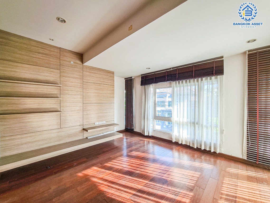 *****บ้านเดี่ยวมือสองกรุงเทพมหานคร โครงการ เดอะ แกลเลอรี่ เฮ้าส์ ลาดพร้าว เนื้อที่กว้างมากถึง 63.5 ตร.ว. ฟังก์ชัน 3 ห้องนอน 3 ห้องน้ำ 2 ที่จอดรถ บ้านสวย กว้างขวาง บนทำเลเดินทางสะดวก เชื่อมต่อ ถนนรัชดาภิเษก, ถนนลาดพร้าว ใกล้รถไฟฟ้าสายสีน้ำเงิน "สถานีลาดพร้าว" เพียง 6 นาทีเท่านั้น!