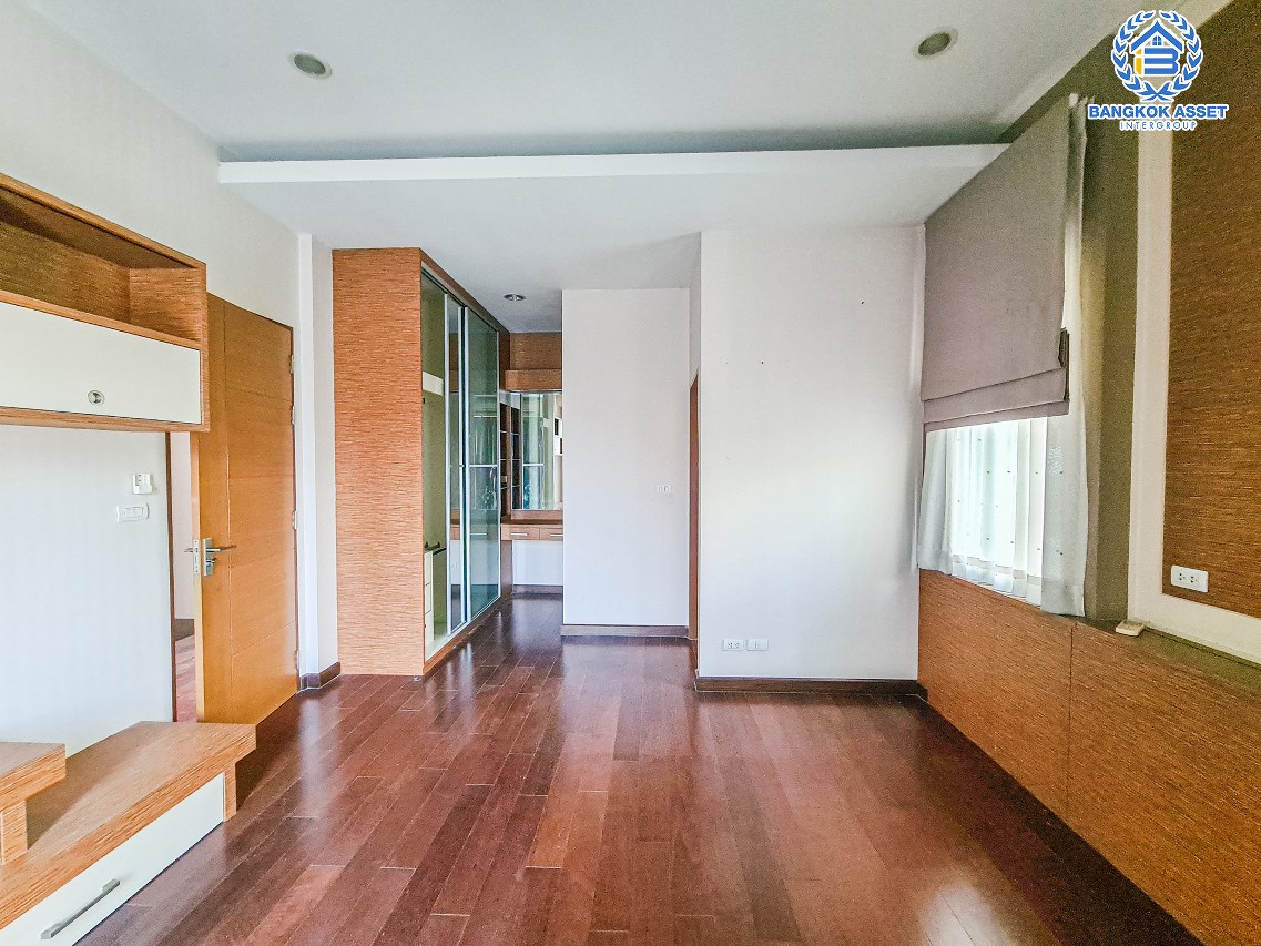 *****บ้านเดี่ยวมือสองกรุงเทพมหานคร โครงการ เดอะ แกลเลอรี่ เฮ้าส์ ลาดพร้าว เนื้อที่กว้างมากถึง 63.5 ตร.ว. ฟังก์ชัน 3 ห้องนอน 3 ห้องน้ำ 2 ที่จอดรถ บ้านสวย กว้างขวาง บนทำเลเดินทางสะดวก เชื่อมต่อ ถนนรัชดาภิเษก, ถนนลาดพร้าว ใกล้รถไฟฟ้าสายสีน้ำเงิน "สถานีลาดพร้าว" เพียง 6 นาทีเท่านั้น!