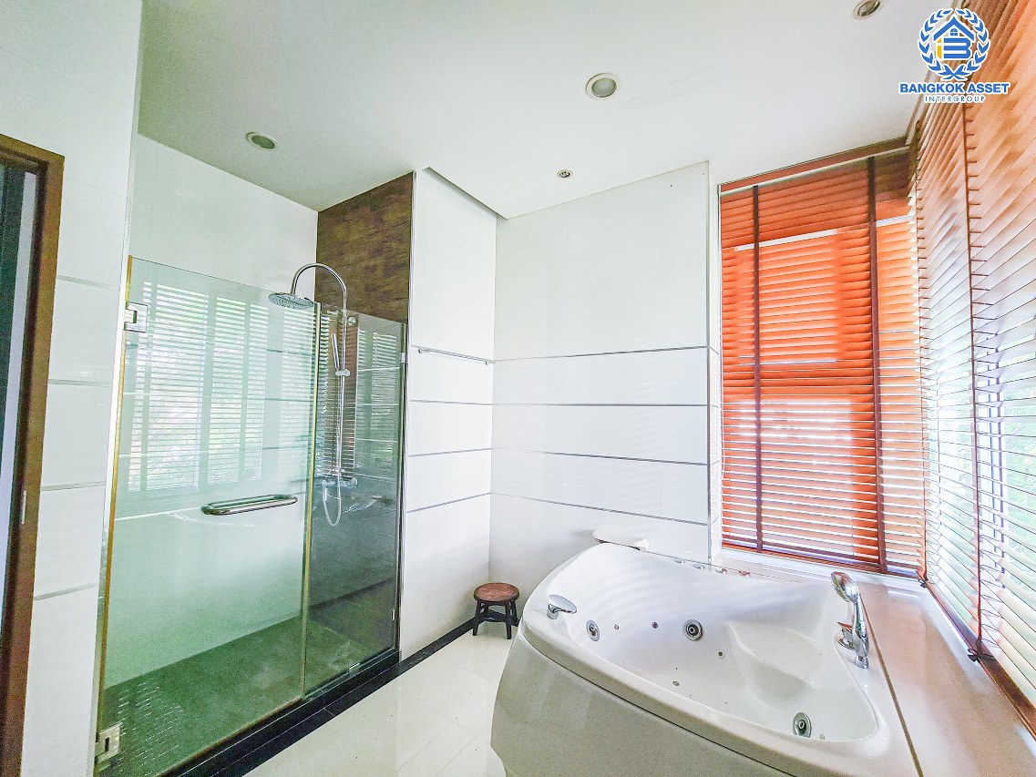 *****บ้านเดี่ยวมือสองกรุงเทพมหานคร โครงการ เดอะ แกลเลอรี่ เฮ้าส์ ลาดพร้าว เนื้อที่กว้างมากถึง 63.5 ตร.ว. ฟังก์ชัน 3 ห้องนอน 3 ห้องน้ำ 2 ที่จอดรถ บ้านสวย กว้างขวาง บนทำเลเดินทางสะดวก เชื่อมต่อ ถนนรัชดาภิเษก, ถนนลาดพร้าว ใกล้รถไฟฟ้าสายสีน้ำเงิน "สถานีลาดพร้าว" เพียง 6 นาทีเท่านั้น!