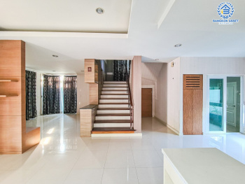 *****บ้านเดี่ยวมือสองกรุงเทพมหานคร โครงการ เดอะ แกลเลอรี่ เฮ้าส์ ลาดพร้าว เนื้อที่กว้างมากถึง 63.5 ตร.ว. ฟังก์ชัน 3 ห้องนอน 3 ห้องน้ำ 2 ที่จอดรถ บ้านสวย กว้างขวาง บนทำเลเดินทางสะดวก เชื่อมต่อ ถนนรัชดาภิเษก, ถนนลาดพร้าว ใกล้รถไฟฟ้าสายสีน้ำเงิน "สถานีลาดพร้าว" เพียง 6 นาทีเท่านั้น!