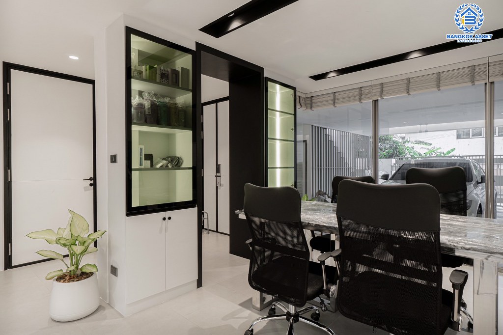 *****ทาวน์โฮมหรู 4 ชั้นมือสอง โครงการ ลักซ์35 ลาดพร้าว เนื้อที่ 36.20 ตร.ว. ฟังก์ชัน 3 ห้องนอน 4 ห้องน้ำ 4 ที่จอดรถ พร้อมลิฟท์ มีความเป็นส่วนตัว โครงการบนทำเลเดินทางสะดวก เชื่อมต่อถนนรัชภิเษก ถนนลาดพร้าว ถนนโชคชัย4 ใกล้รถไฟฟ้าสายสีเหลือง "สถานีภาวนา" และทางด่วนพิเศษฉลองรัช