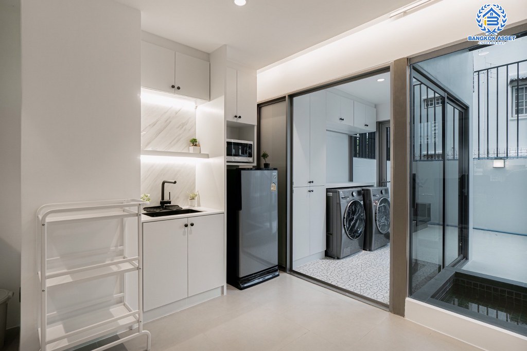 *****ทาวน์โฮมหรู 4 ชั้นมือสอง โครงการ ลักซ์35 ลาดพร้าว เนื้อที่ 36.20 ตร.ว. ฟังก์ชัน 3 ห้องนอน 4 ห้องน้ำ 4 ที่จอดรถ พร้อมลิฟท์ มีความเป็นส่วนตัว โครงการบนทำเลเดินทางสะดวก เชื่อมต่อถนนรัชภิเษก ถนนลาดพร้าว ถนนโชคชัย4 ใกล้รถไฟฟ้าสายสีเหลือง "สถานีภาวนา" และทางด่วนพิเศษฉลองรัช