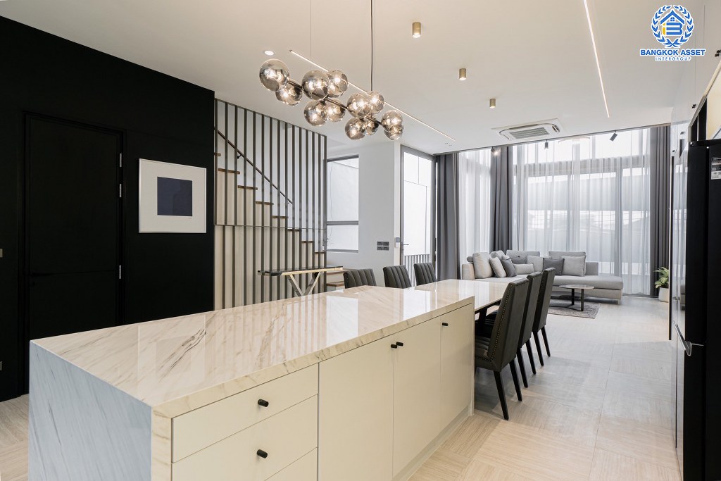 *****ทาวน์โฮมหรู 4 ชั้นมือสอง โครงการ ลักซ์35 ลาดพร้าว เนื้อที่ 36.20 ตร.ว. ฟังก์ชัน 3 ห้องนอน 4 ห้องน้ำ 4 ที่จอดรถ พร้อมลิฟท์ มีความเป็นส่วนตัว โครงการบนทำเลเดินทางสะดวก เชื่อมต่อถนนรัชภิเษก ถนนลาดพร้าว ถนนโชคชัย4 ใกล้รถไฟฟ้าสายสีเหลือง "สถานีภาวนา" และทางด่วนพิเศษฉลองรัช