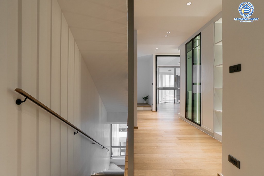 *****ทาวน์โฮมหรู 4 ชั้นมือสอง โครงการ ลักซ์35 ลาดพร้าว เนื้อที่ 36.20 ตร.ว. ฟังก์ชัน 3 ห้องนอน 4 ห้องน้ำ 4 ที่จอดรถ พร้อมลิฟท์ มีความเป็นส่วนตัว โครงการบนทำเลเดินทางสะดวก เชื่อมต่อถนนรัชภิเษก ถนนลาดพร้าว ถนนโชคชัย4 ใกล้รถไฟฟ้าสายสีเหลือง "สถานีภาวนา" และทางด่วนพิเศษฉลองรัช