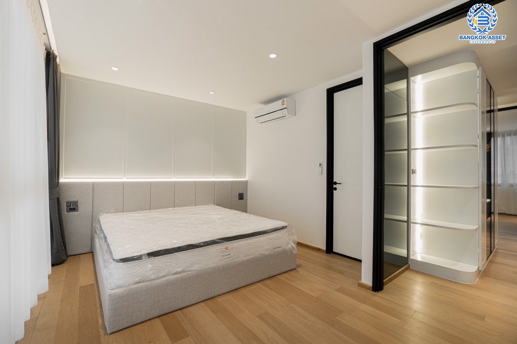 *****ทาวน์โฮมหรู 4 ชั้นมือสอง โครงการ ลักซ์35 ลาดพร้าว เนื้อที่ 36.20 ตร.ว. ฟังก์ชัน 3 ห้องนอน 4 ห้องน้ำ 4 ที่จอดรถ พร้อมลิฟท์ มีความเป็นส่วนตัว โครงการบนทำเลเดินทางสะดวก เชื่อมต่อถนนรัชภิเษก ถนนลาดพร้าว ถนนโชคชัย4 ใกล้รถไฟฟ้าสายสีเหลือง "สถานีภาวนา" และทางด่วนพิเศษฉลองรัช