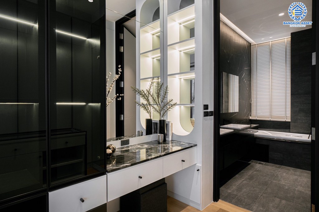 *****ทาวน์โฮมหรู 4 ชั้นมือสอง โครงการ ลักซ์35 ลาดพร้าว เนื้อที่ 36.20 ตร.ว. ฟังก์ชัน 3 ห้องนอน 4 ห้องน้ำ 4 ที่จอดรถ พร้อมลิฟท์ มีความเป็นส่วนตัว โครงการบนทำเลเดินทางสะดวก เชื่อมต่อถนนรัชภิเษก ถนนลาดพร้าว ถนนโชคชัย4 ใกล้รถไฟฟ้าสายสีเหลือง "สถานีภาวนา" และทางด่วนพิเศษฉลองรัช