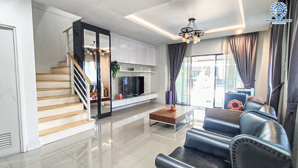 *****ทาวน์โฮม 3 ชั้นมือสอง โครงการ The Connect เพชรเกษม48 หลังมุม เนื้อที่ 34.60 ตร.ว. ฟังก์ชัน 3 ห้องนอน 3 ห้องน้ำ 2 ที่จอดรถ บนทำเลเดินทางสะดวก เชื่อมต่อถนนราชพฤกษ์ ถนนเพชรเกษม ถนนจรัญสนิทวงศ์ ใกล้รถไฟฟ้าสายสีเขียว(สายสีลม) "สถานีบางหว้า" และจุดขึ้นทางด่วน "เฉลิมมหานคร"