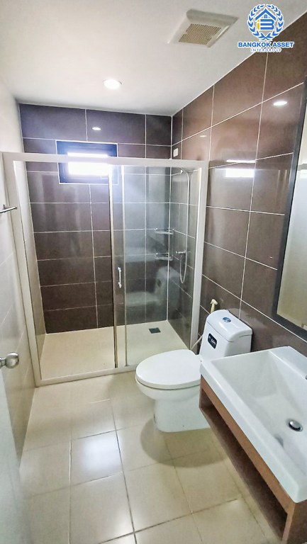 *****ทาวน์โฮม 3 ชั้นมือสอง โครงการ The Connect เพชรเกษม48 หลังมุม เนื้อที่ 34.60 ตร.ว. ฟังก์ชัน 3 ห้องนอน 3 ห้องน้ำ 2 ที่จอดรถ บนทำเลเดินทางสะดวก เชื่อมต่อถนนราชพฤกษ์ ถนนเพชรเกษม ถนนจรัญสนิทวงศ์ ใกล้รถไฟฟ้าสายสีเขียว(สายสีลม) "สถานีบางหว้า" และจุดขึ้นทางด่วน "เฉลิมมหานคร"