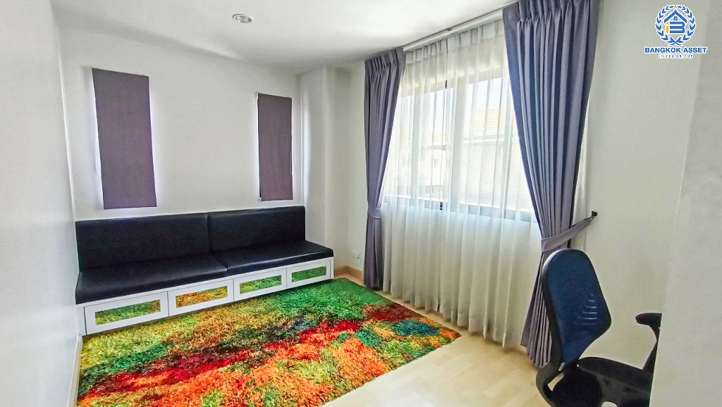 *****ทาวน์โฮม 3 ชั้นมือสอง โครงการ The Connect เพชรเกษม48 หลังมุม เนื้อที่ 34.60 ตร.ว. ฟังก์ชัน 3 ห้องนอน 3 ห้องน้ำ 2 ที่จอดรถ บนทำเลเดินทางสะดวก เชื่อมต่อถนนราชพฤกษ์ ถนนเพชรเกษม ถนนจรัญสนิทวงศ์ ใกล้รถไฟฟ้าสายสีเขียว(สายสีลม) "สถานีบางหว้า" และจุดขึ้นทางด่วน "เฉลิมมหานคร"